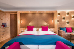 IMPULS DESIGN Wohnlandschaft in Zirbenholz