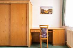 Appartment-Nr4-Schlafzimmer-Arbeitstisch