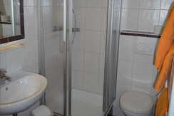 badezimmer-appartement-typ-a-klein