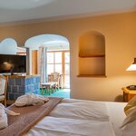 Photo of suite with bath tub, WC