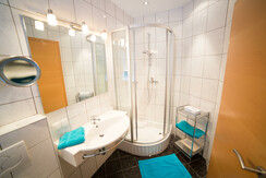 Apartment E, zubuchbares Zimmer / Dusche / WC