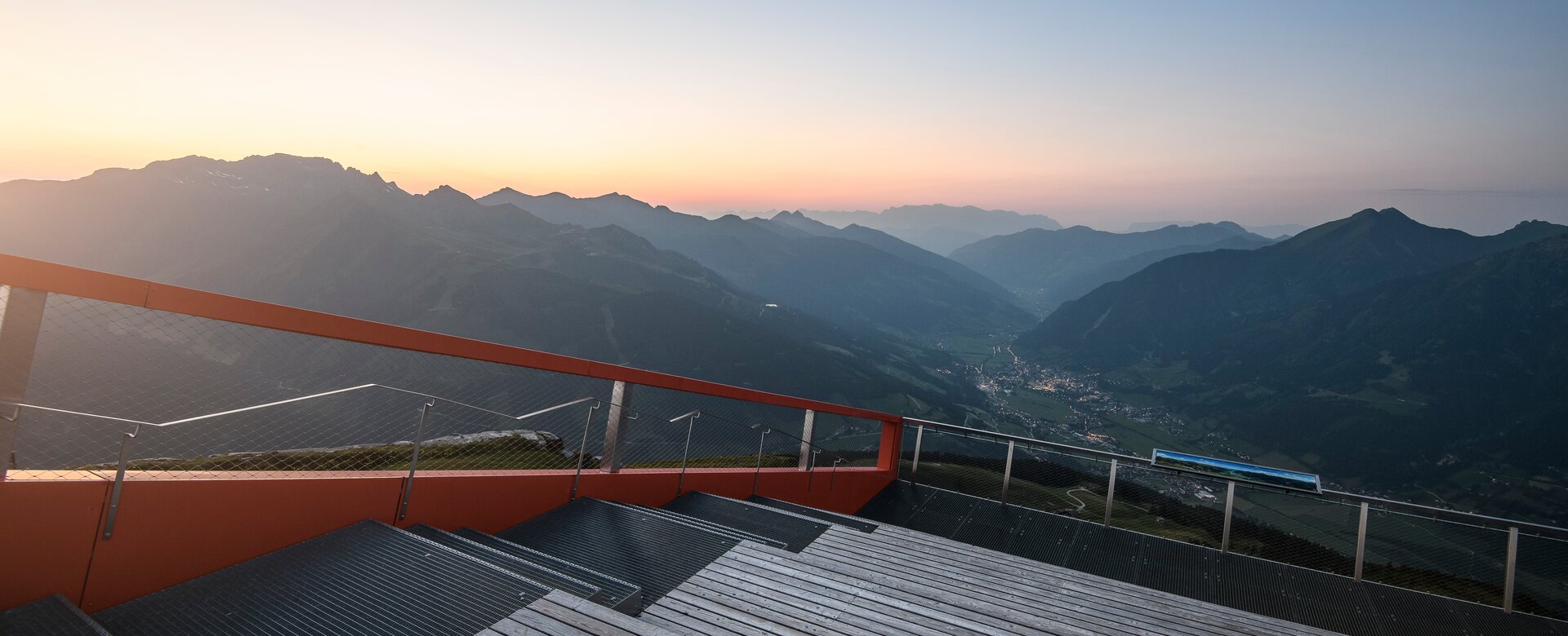 Viewing platform on the Stubnerkogel with a view into the valley and sunset | © Marktl Photography für Gasteiner Bergbahnen AG