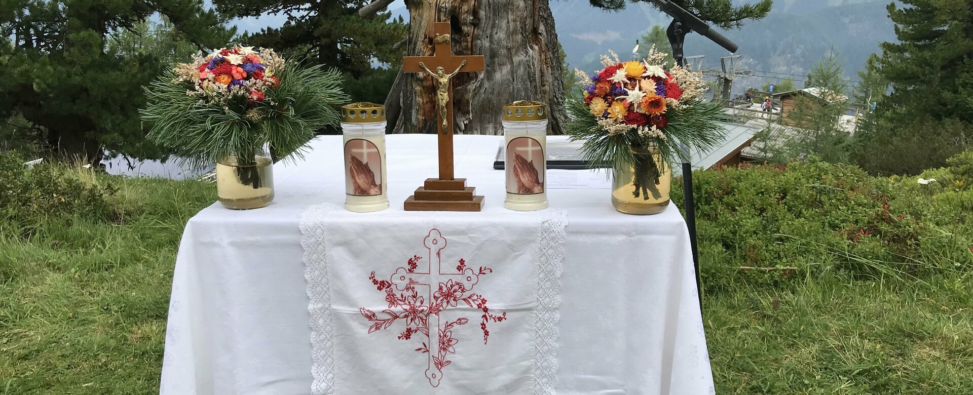 Altar decorated with flowers for the mountain mass on Graukogel | © gasteintourismusgmbh