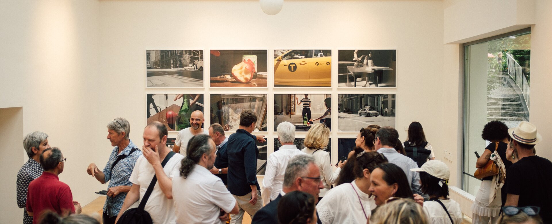 Viele Personen gehen in einem Raum mit einer Kunstgalerie herum | © Hannes Wichmann