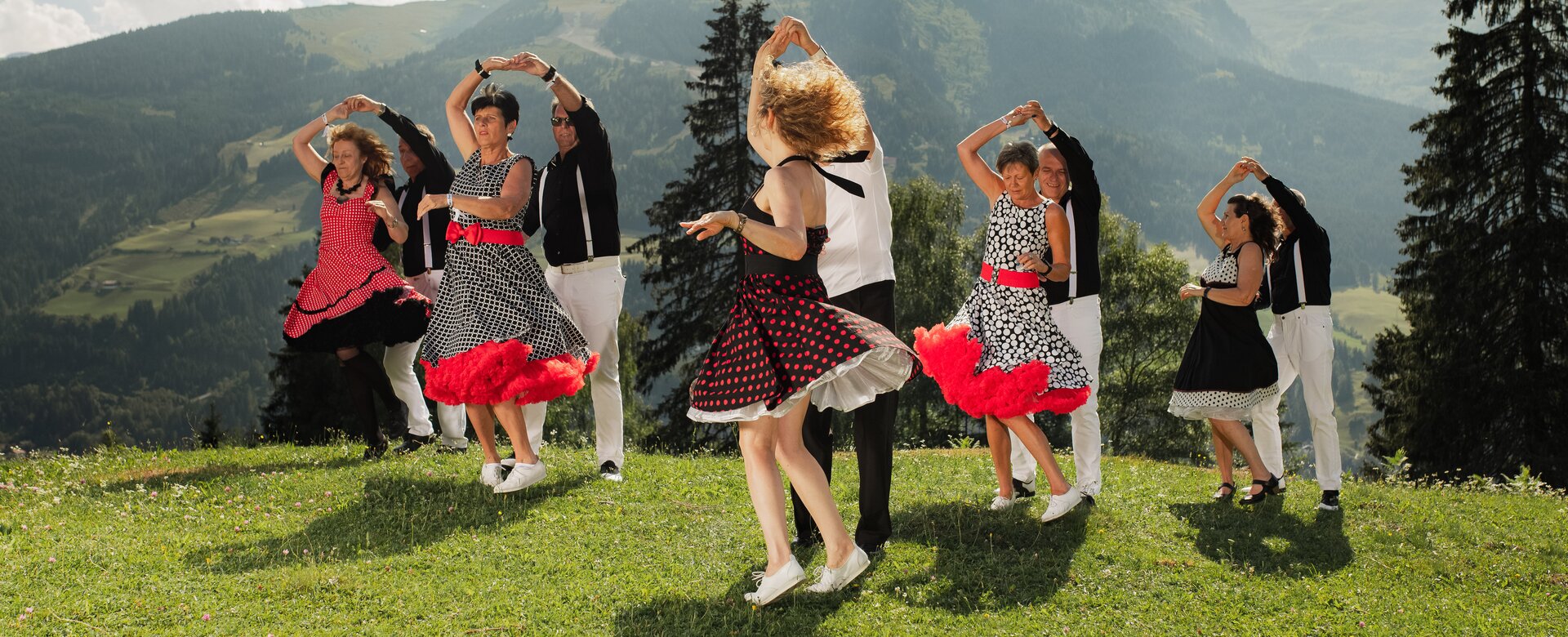 Five dancing couples spin on a meadow | © TVB Hofgastein, Marktl Photography