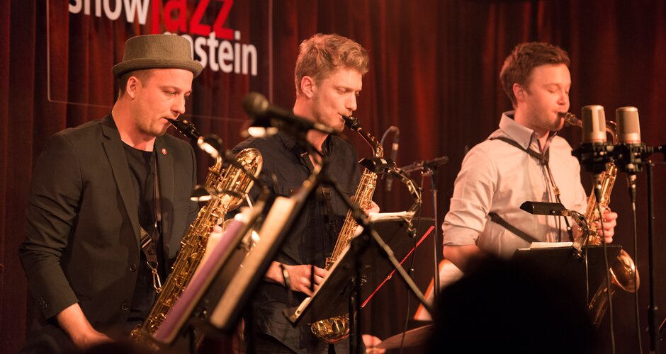 Three saxophonists perform live on stage at the Snow Jazz Festival in Gastein. | © Gasteiner Tourismus GmbH, Marktl Photography