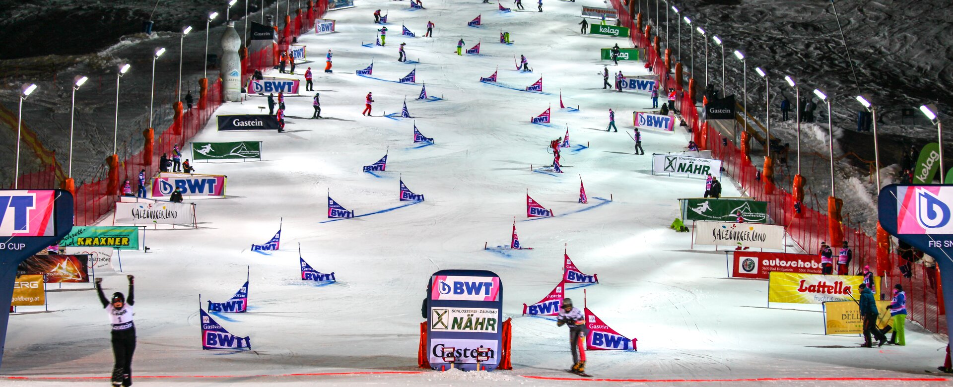 Beleuchtete Parallel-Slalom-Strecke mit Snowboardern beim Weltcup in Gastein am Abend im Zielbereich. | © Stefan Lauterbach