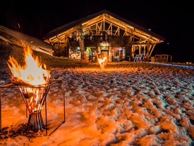 Vor der TOM Almhütte stehen Feuerschalen im Schnee. | © Edith Danzer