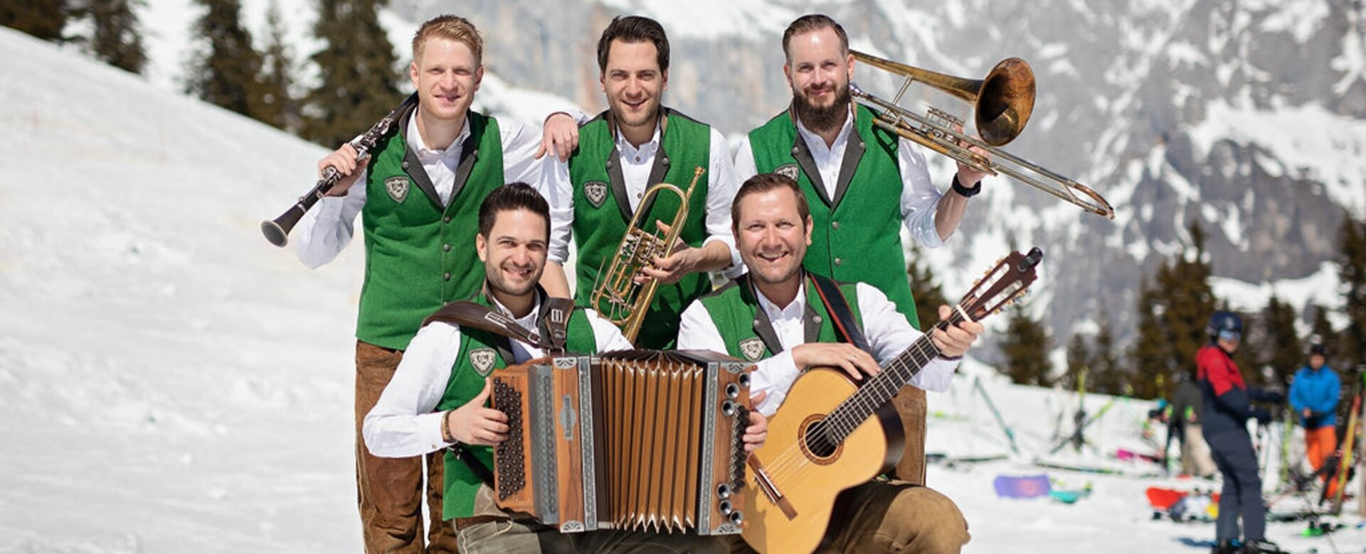 5 Männer mit verschiedenen Instrumenten wie zum Beispiel Gitarre, Posaune, steirische Harmonika und Trompete. | © Hochkönig Tourismus GmbH