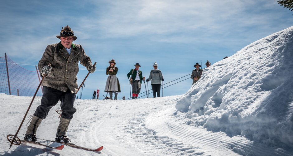 An older man is skiing with skis and ski clothes from the 1950s. | © Hochkönig Tourismus GmbH 