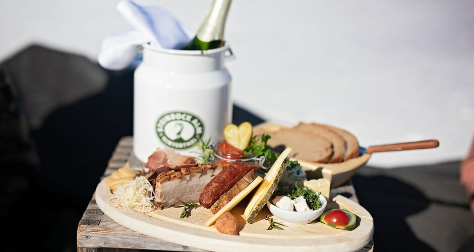 Snack board with bacon, cheese, bread, horseradish and other regional products.  | © Hochkönig Tourismus GmbH