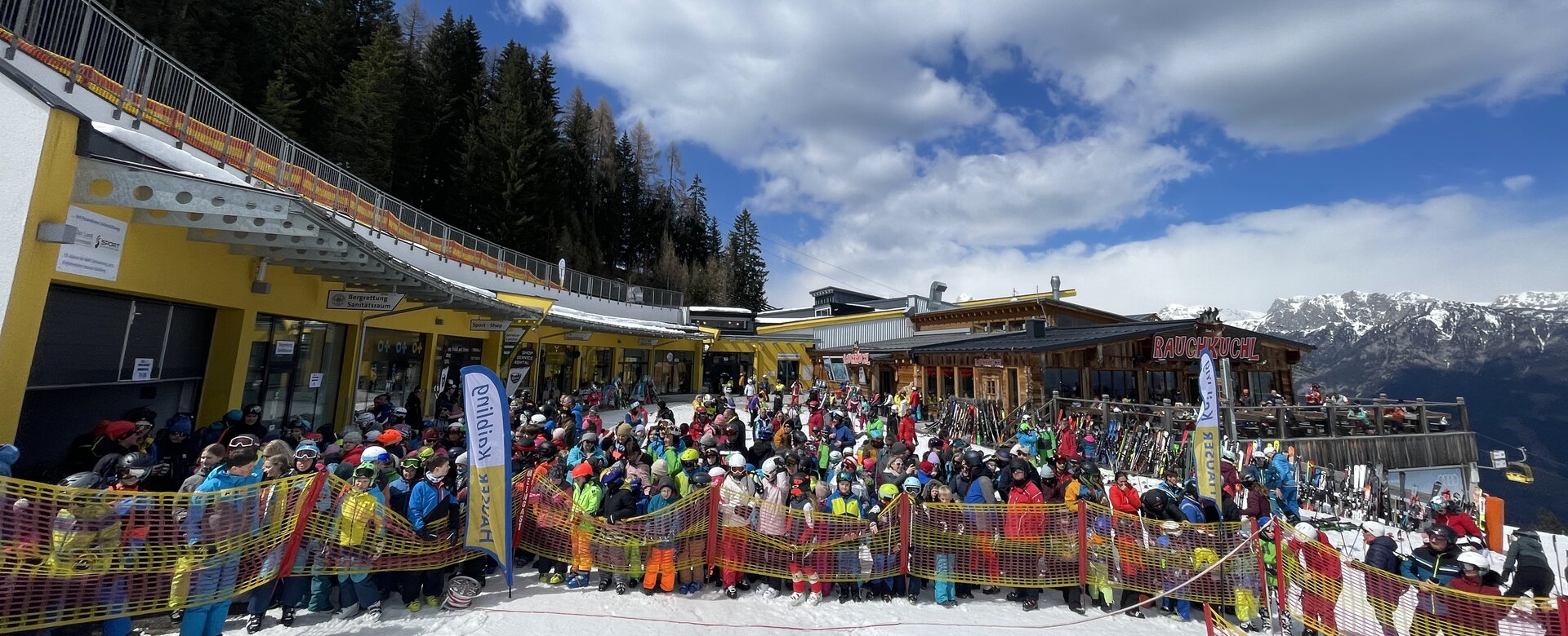  Viele Kinder in bunter Skibekleidung warten im Schnee vor der Rauchkuchl am Hauser Kaibling auf die Ostereiersuche | © Hauser Kaibling