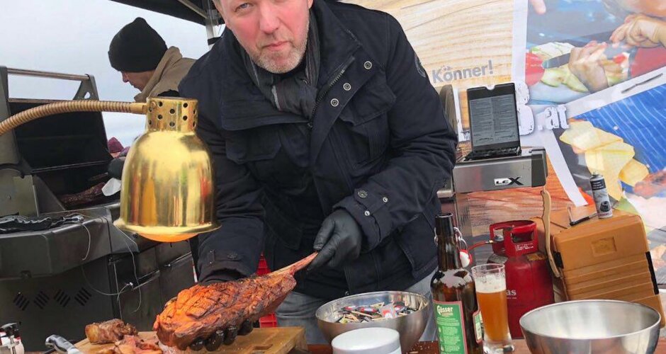 Mann präsentiert ein Stpck frische grbratenes Fleisch. | © Hauser Kaibling