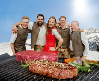 Die Musikgruppe "Durch&Durch" posiert auf dem Bild, auf dem ein Steak im Vordergrund zu sehen ist. Im Hintergrund ist ein Stück Fleisch und Gemüse am Grill. | © Hauser Kaibling Seilbahn- und Liftges.m.b.H. & Co KG