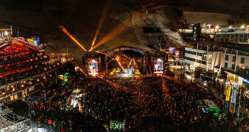 Large nighttime crowd in front of a lit-up festival stage at the Ski Opening in Schladming | © Daniel Scharinger