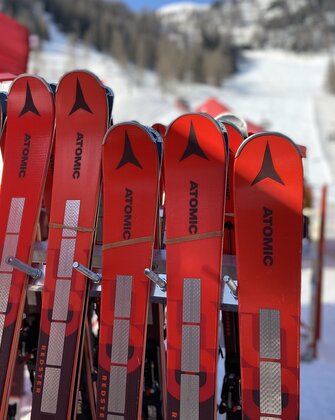 Rote Atomic Skipaare lehnen an einem Skiständer