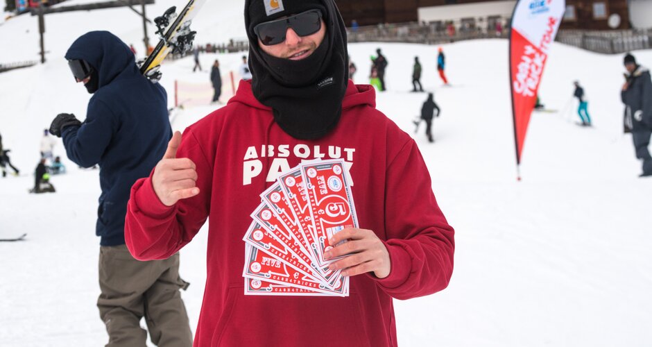 Freestyler holds vouchers in his hand and gives the thumbs up