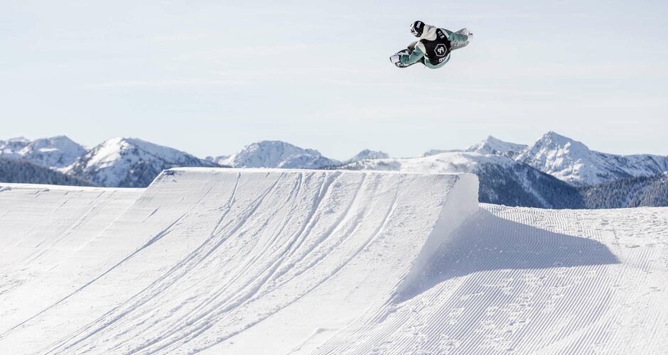 Snowboarder springt über eine Schanze aus Schnee | © Hannes Mautner