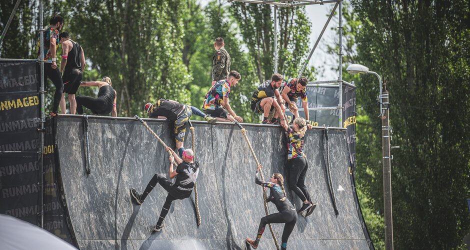 Runmageddon-Teilnehmende erklimmen mit Hilfe von Seilen und gegenseitiger Unterstützung ein hohes, steiles Hindernis. | © Runmageddon X_Filzmoos_Austria_©AdamRyszczyk_www.runmageddon-austria.at