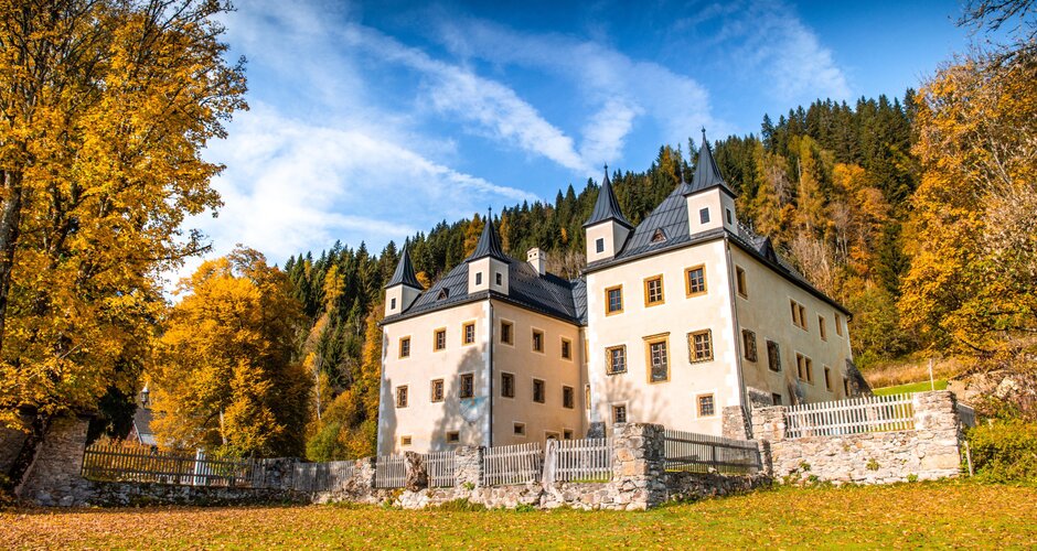 Schloss Höch near Flachau surrounded by colorful autumn trees | © Flachau Tourismus
