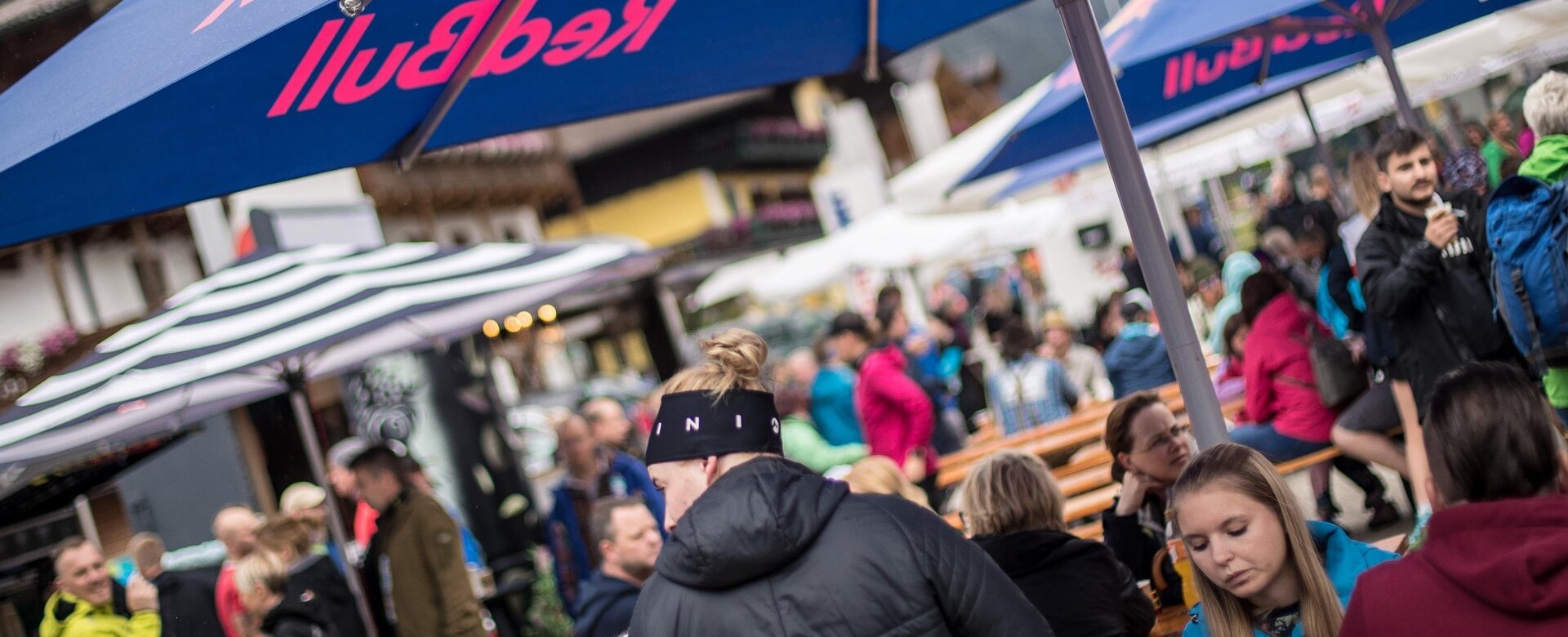 Many people gather under umbrellas at the Flachau street festival | © Flachau Tourismus