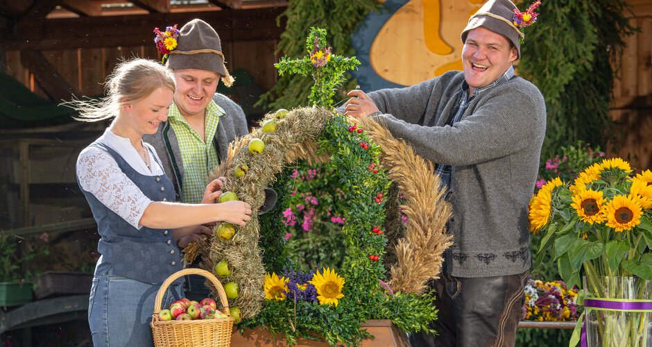 three people tie a harvest crown | ©  Gasteinertal Tourismus GmbH, Fotoatelier Wolkersdorfer