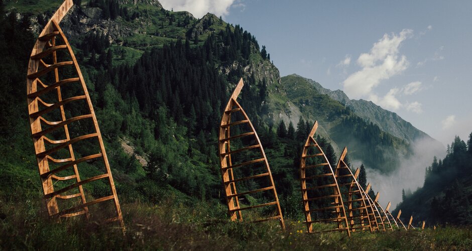 Frameworks of wooden boats protrude from the meadow | © Hannes Wichmann