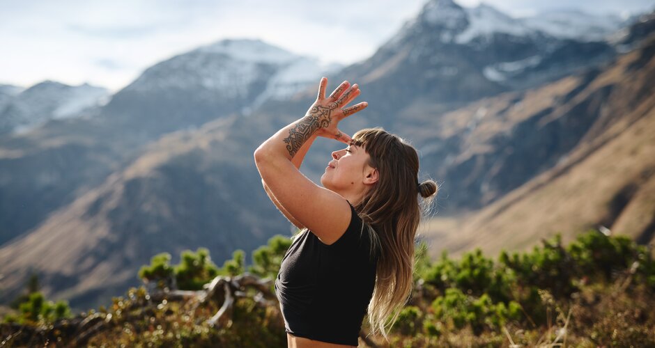 A woman has folded her hands together and touches her forehead | © Gasteinertal Tourismus GmbH, Michael Königshofer
