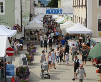 Viele Marktstände und Besucher beim Kunsthandwerksmarkt in Radstadt bei Sommerwetter | © Kulturkreis Das Zentrum