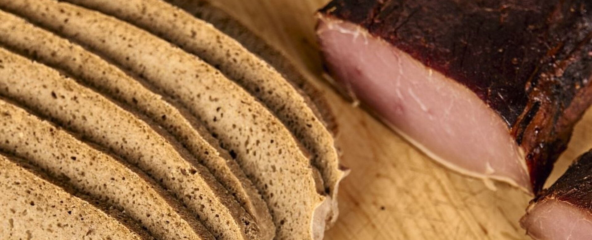 Aufgeschnittenes Brot und Speck auf einem Holzbrett | © Wagrain-Kleinarl Tourismus