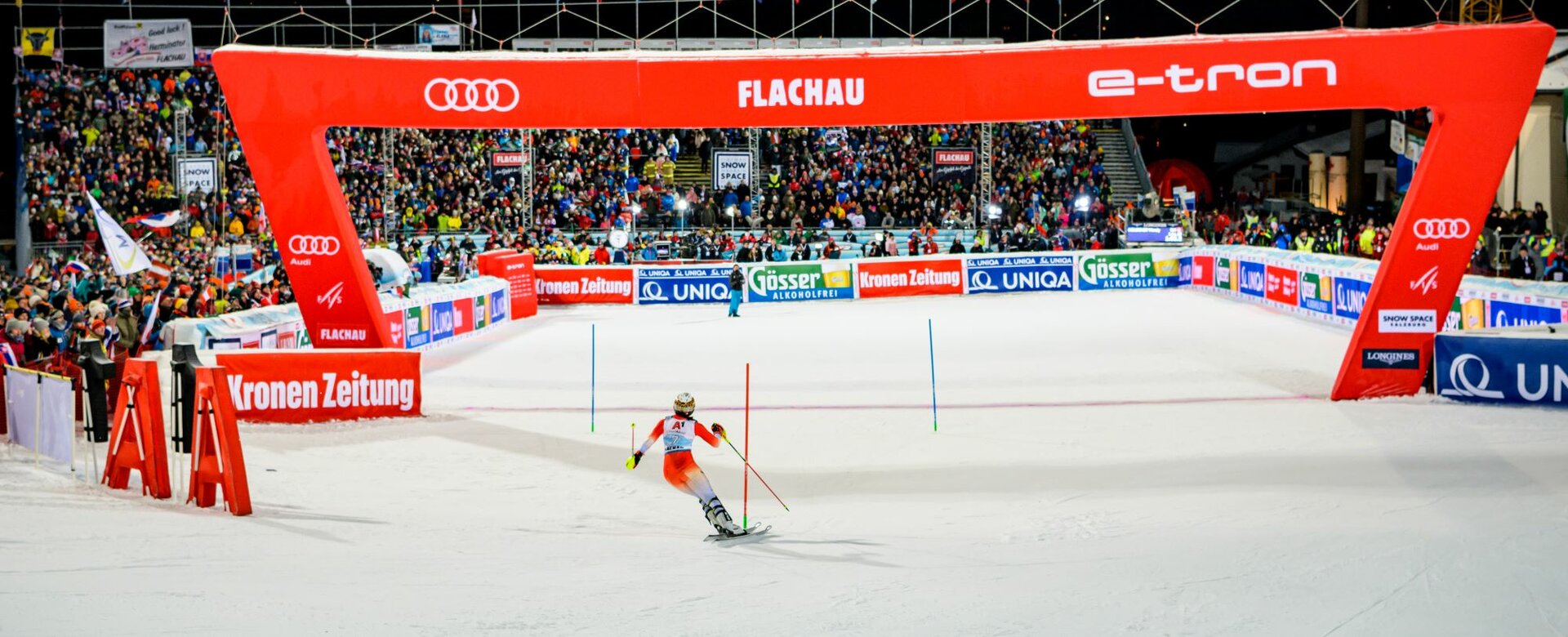Rennläuferin fährt in Richtung Ziel und wird von der Publikumsmenge angefeuert. | © Snow Space Salzburg 