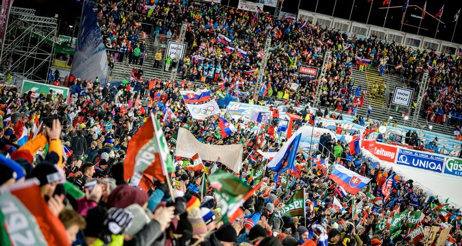 Sea of flags and exuberant atmosphere at the women's night slalom in Flachau | © Snow Space Salzburg
