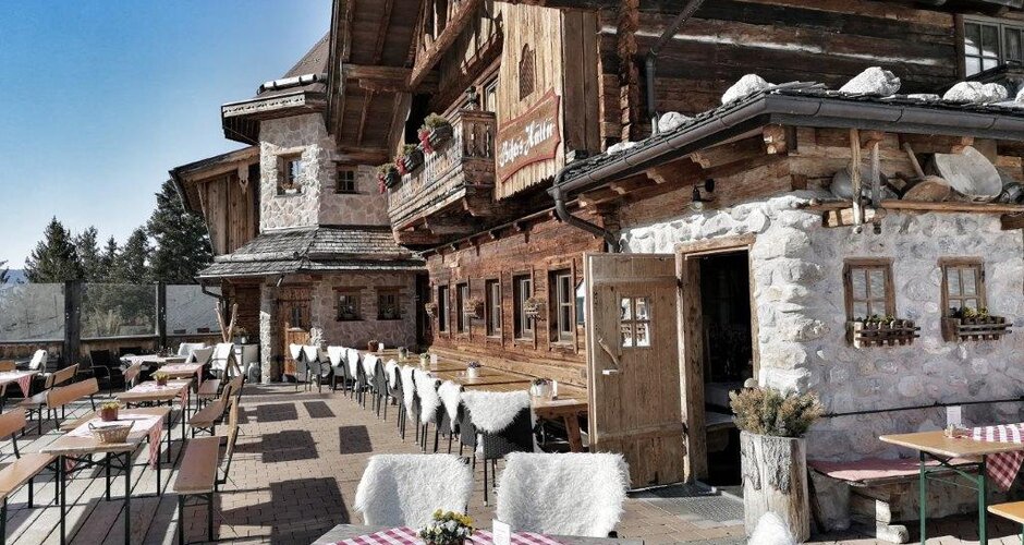 Ski terrace with plenty of seating and the ski hut is made of wood and stone walls | © Bifeis Hütte
