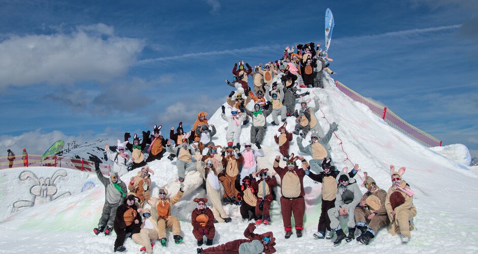Large group in Easter bunny costumes cheerfully posing on snowy hilltop at Shuttleberg ski resort | © Shuttleberg / Absolut Park