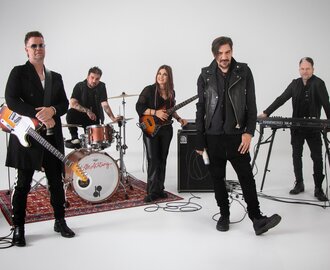 Five-member band with guitar, drums, bass, keyboard and microphone in white photo studio with equipment | © Alle Achtung