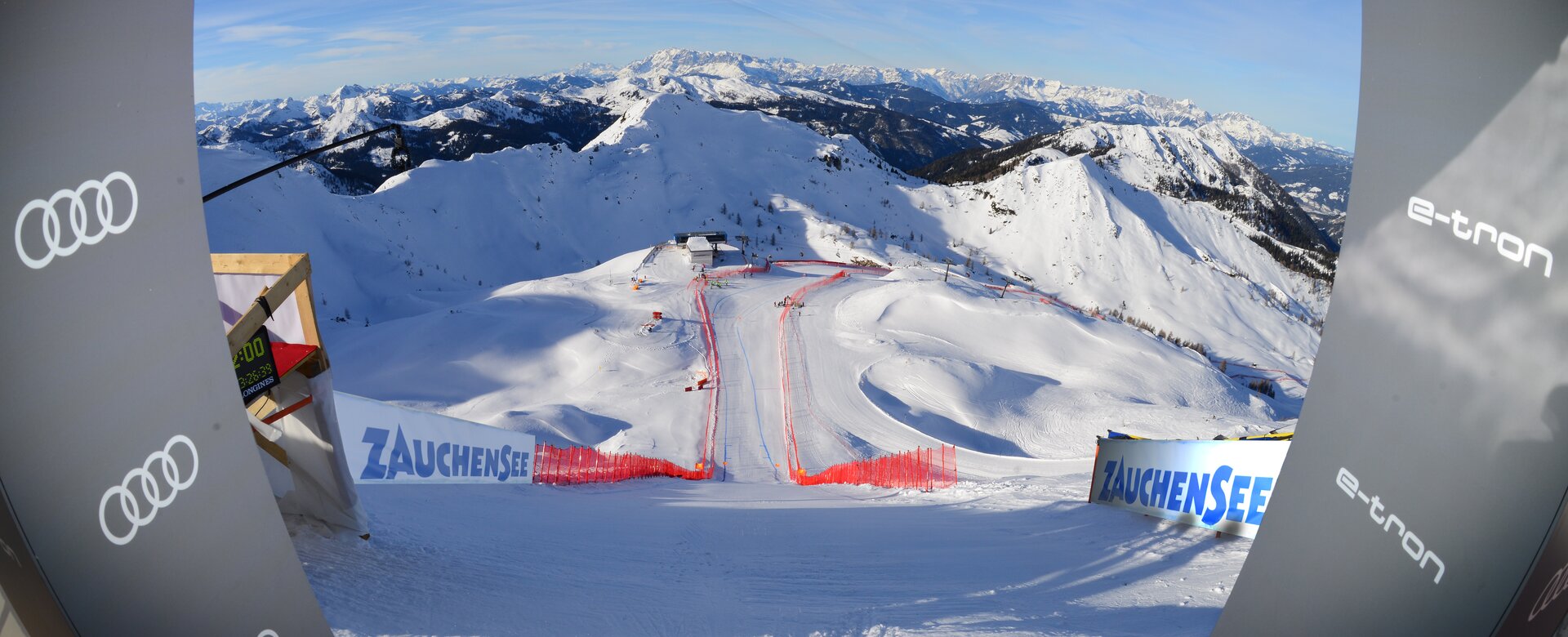 Blickaus dem Starthaus der Skiweltcup Damen Abfahrt welche steil in die verschneite Winterlandschaft verläuft