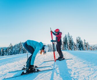 Two skiers practicing on the slope – part of the Back2Ski course for returning skiers with technique training. | © Ski amadé