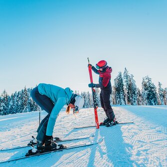 Two skiers practicing on the slope – part of the Back2Ski course for returning skiers with technique training. | © Ski amadé