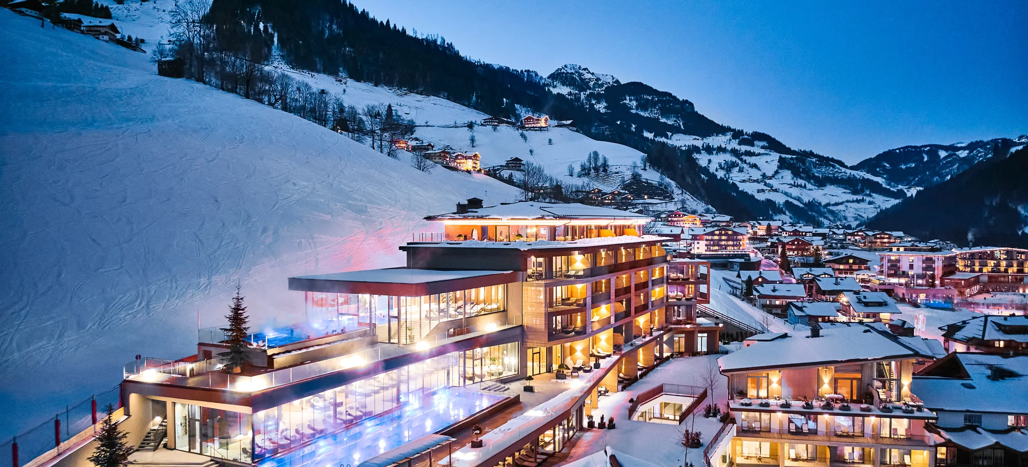 https://www.skiamade.com/media-import-nw/website-relaunch-fotos/ski-amade-erleben/taste-ski-amade/ski-wein-genuss/hotels/edelweissresort/image-thumb__1023958__hero-full-height/das-edelweiss.webp