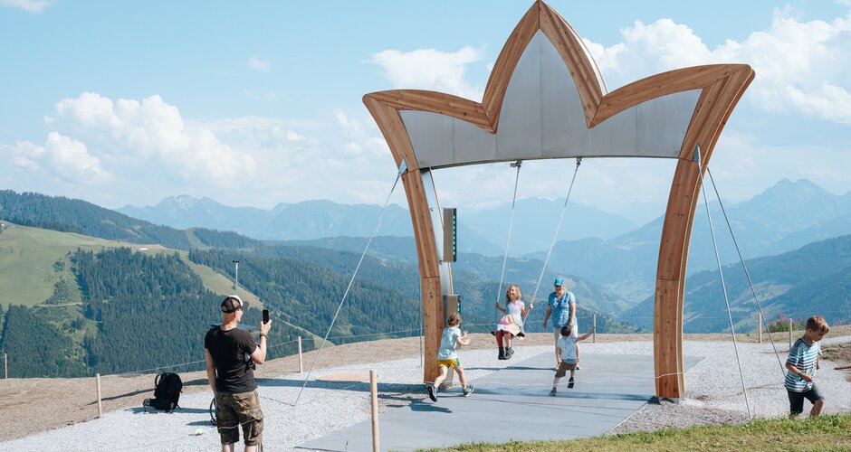 Mädchen schaukelt auf einer Schaukel, die aussieht wie eine Krone | © Miriam Lottes