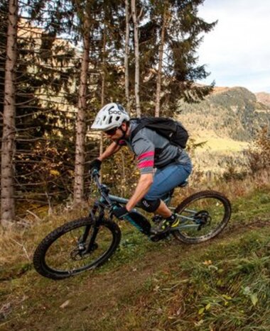 Mountain biker with helmet riding e-bike on narrow trail through Gastein’s autumn mountain landscape | © Erwin Haiden