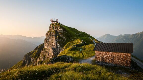 Aussichtsplattform Glocknerblick am Stubnerkogel bei Sonnenuntergang, mit Almhütte und Fernblick | © Gasteiner Bergbahnen AG, Marktl Photography