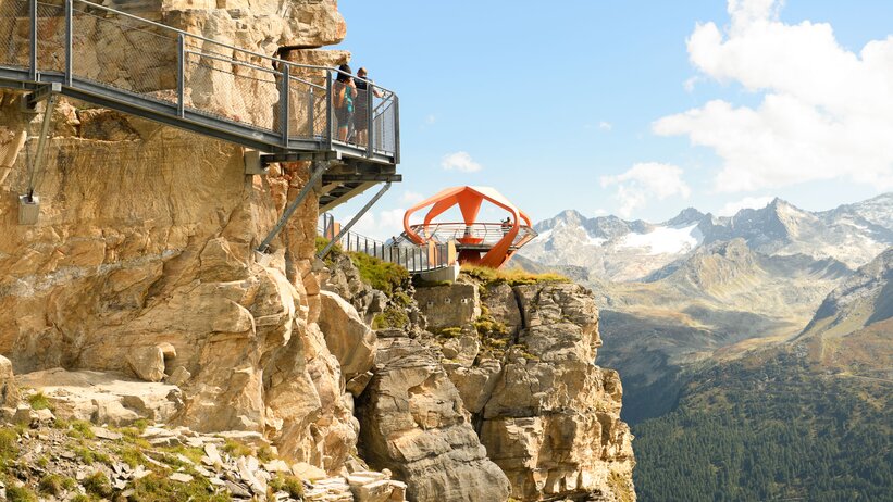 Personen auf dem Felsenweg am Stubnerkogel mit Blick zur Plattform Glocknerblick und Bergkulisse der Hohen Tauern | © Gasteiner Bergbahnen AG, Marktl Photography