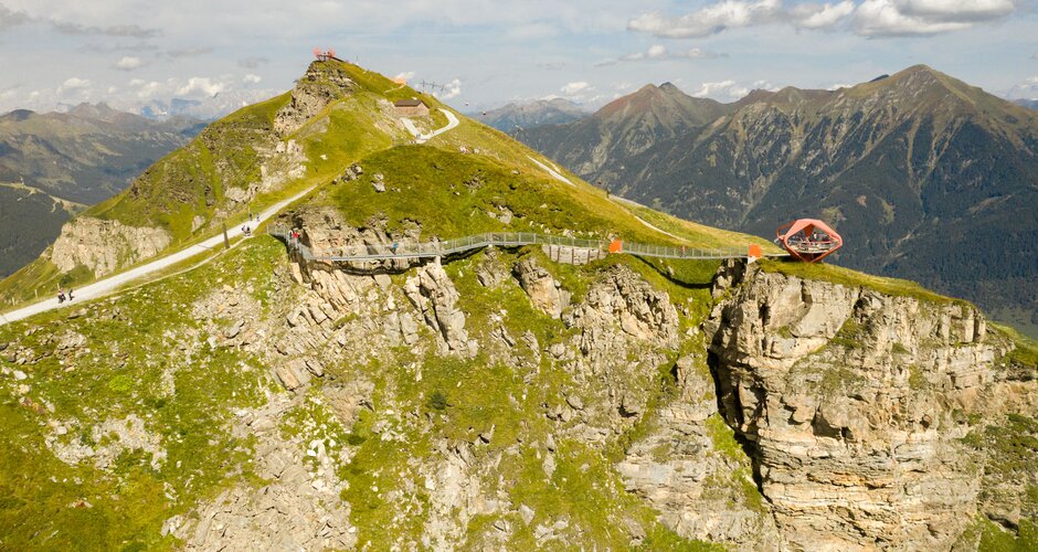 Luftaufnahme des Felsenwegs und der Glocknerblick-Plattform am Stubnerkogel mit Weitblick über die Gasteiner Berge | © Gasteiner Bergbahnen, Marktl Photography