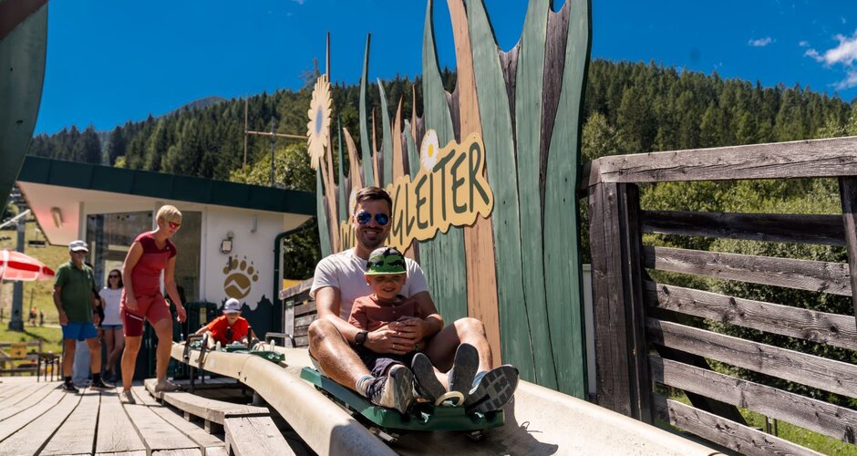 Father and child on the summer toboggan run on the Wilden Berg in Mautern, ready for the descent. | © Christine Höflehner