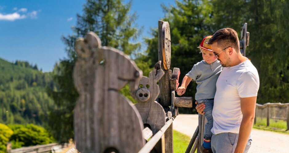 Father with child at wooden marble run with animal shapes at Wilde Berg in Mautern. | © Christine Höflehner