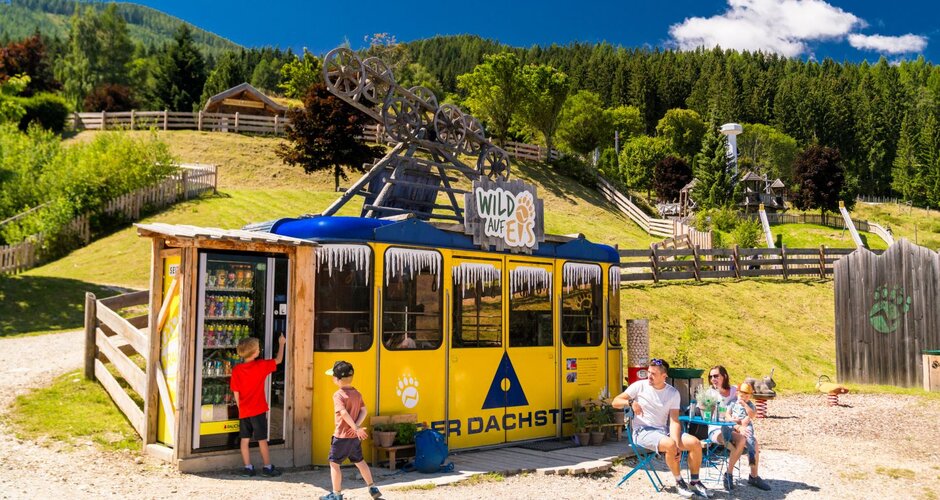 Children at cable car ice cream parlor, family sitting at table in front at Wilde Berg in Mautern. | © Christine Höflehner