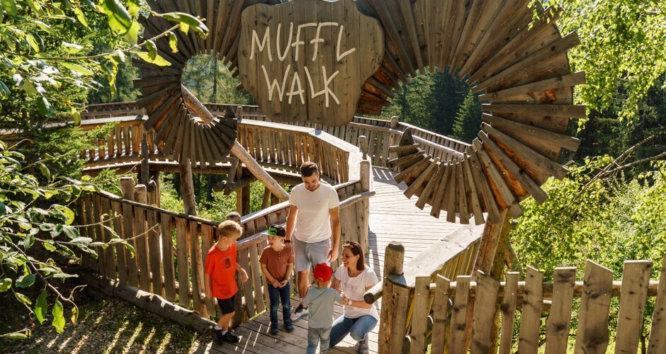 Family with children at the wooden entrance to Muffl Walk at Wilde Berg in Mautern. | © Christine Höflehner