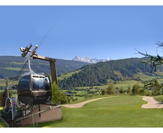 Seilbahn „Birdie Jet“ am Golfclub Radstadt vor dem Green von Loch 12, mit herrlichem Blick auf bewaldete Hügel und Berge. | © Golfclub Radstadt
