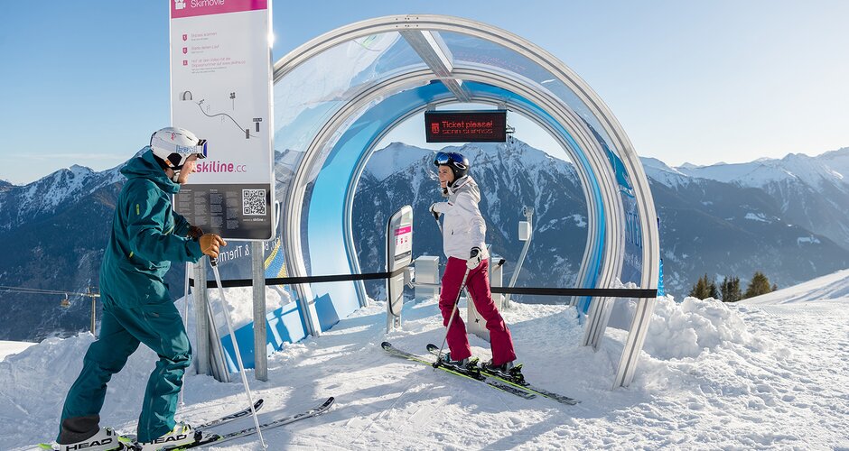 Ein Pärchen auf Skiern steht vor dem Start einer Skimovie-Strecke und unterhält sich | © Gasteiner Bergbahnen AG, Wolkersdorfer